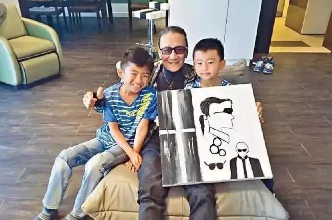 最近张柏芝拍戏忙得脚不沾地，实在没办法照顾孩子，只能向公公谢贤求救。谢贤特别仗义