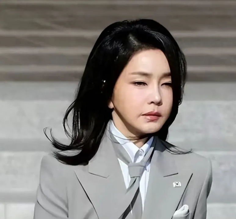 尹总被弹劾下台了，夫人金建希该咋办？