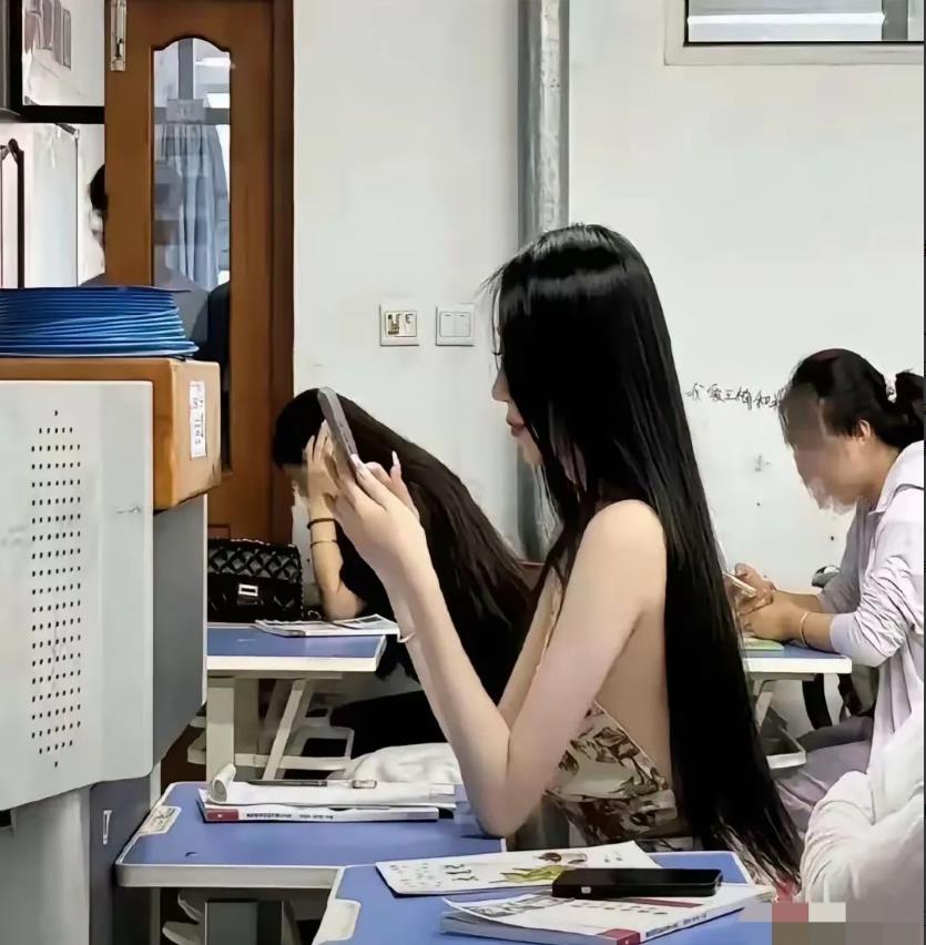 家长会上的这位家长真是太显眼了。