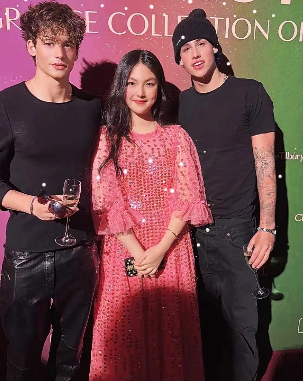 14岁的王诗龄已经出落得亭亭玉立，成为了一个真正的名媛。镜头下的她五官端正，青春