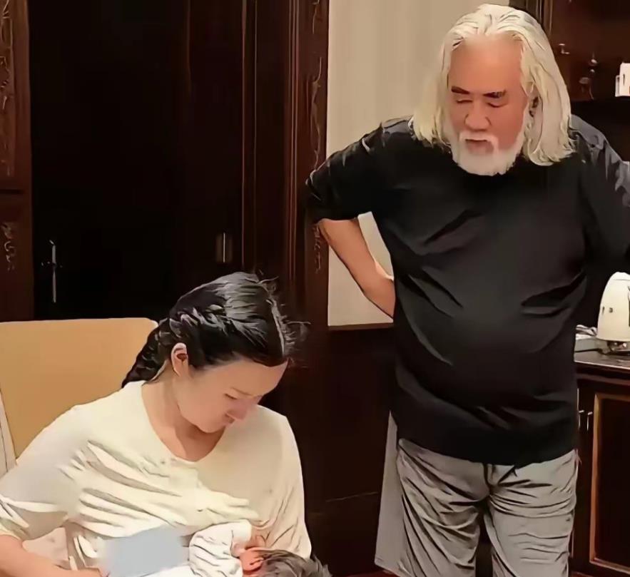 73岁的张纪中感觉人生幸福无比，妻子当面给孩子喂奶。作为一名73岁的父亲看得如此