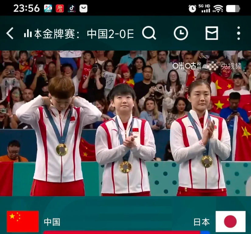 真是笑死了！女团颁奖仪式太有趣了！

在比赛中，日本女团没有赢过中国队，只能满足