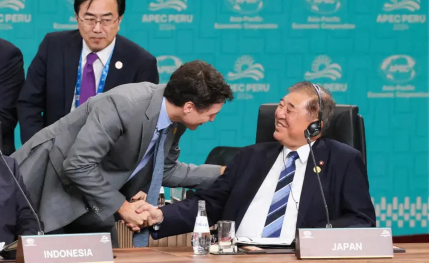 石破茂外交礼节
1 APEC 会议上坐着和复数国家领导握手
2 各国首脑集体照合