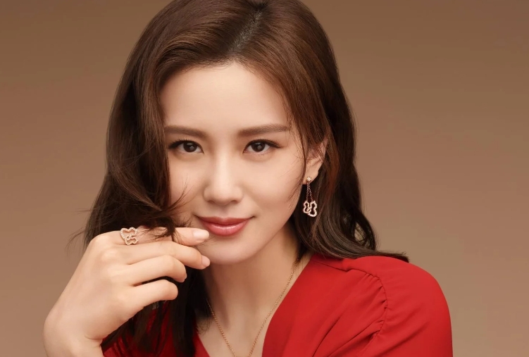 刘诗诗：永葆青春少女般的绝美风采