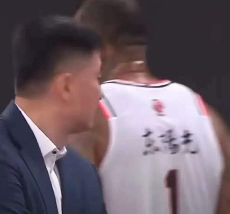 杜锋会说流利的英语能直接跟外籍助教、外援直接沟通，这个优势是其他本土教练不具备的