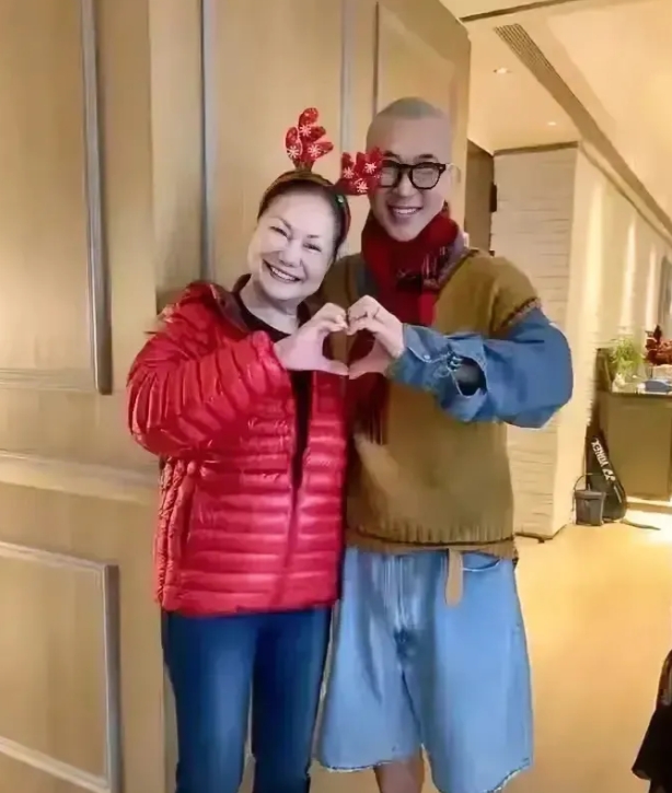 有点理解为什么黄春梅删掉自己跟具俊晔的比心照了， 主要是因为这个照片是近期分享的