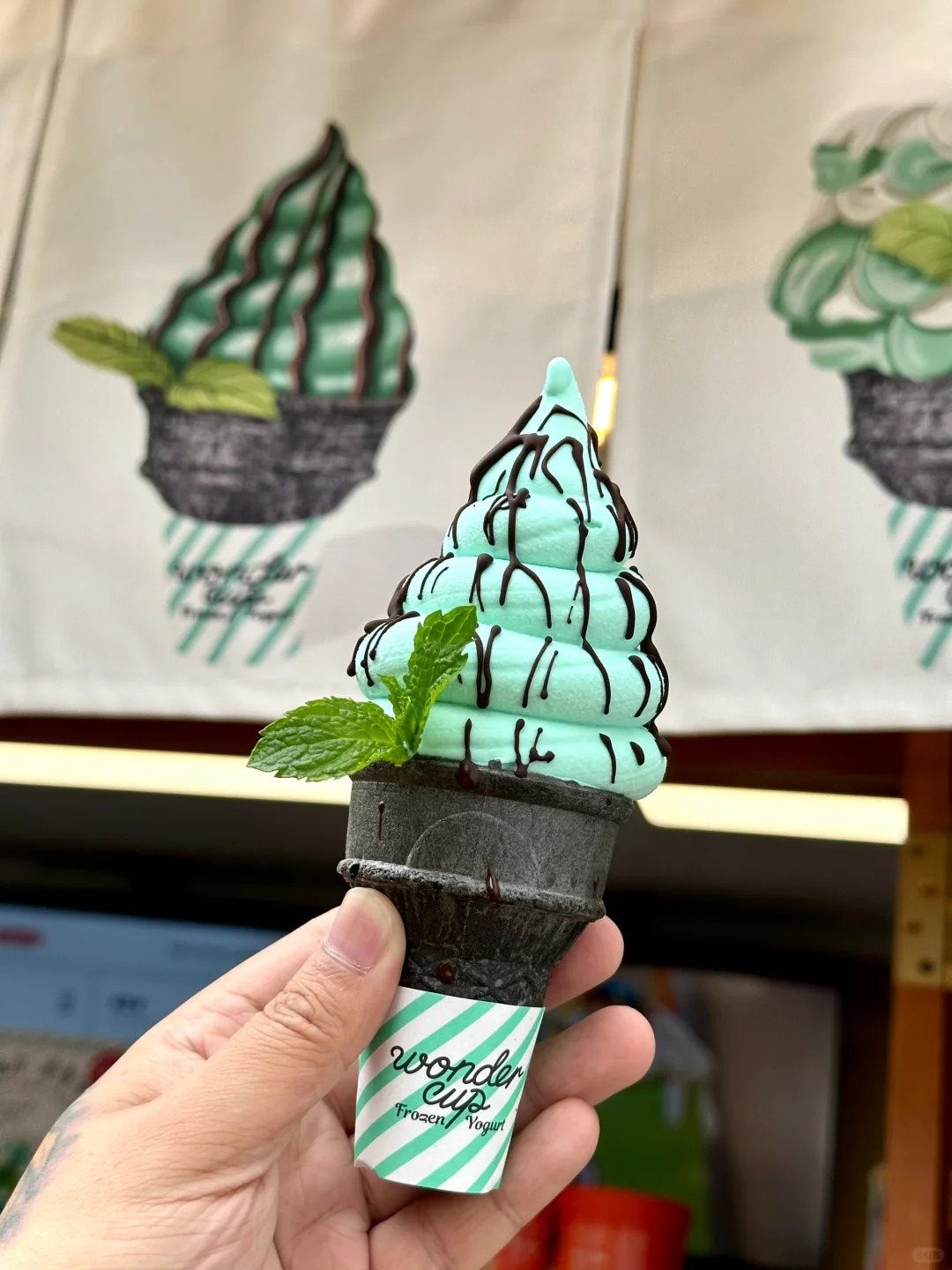 广州第一家做薄荷巧克力酸奶冰淇淋
夏日限定口味-薄荷巧克力