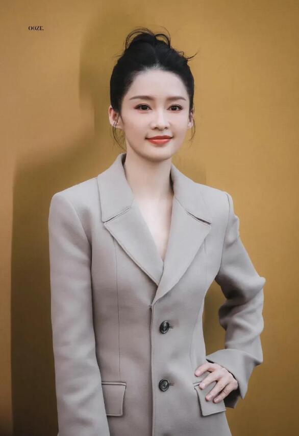 李沁上半身看上去很体制，下半身却是体制外，谁懂她的上半身西装的杀伤力，谁又懂她下