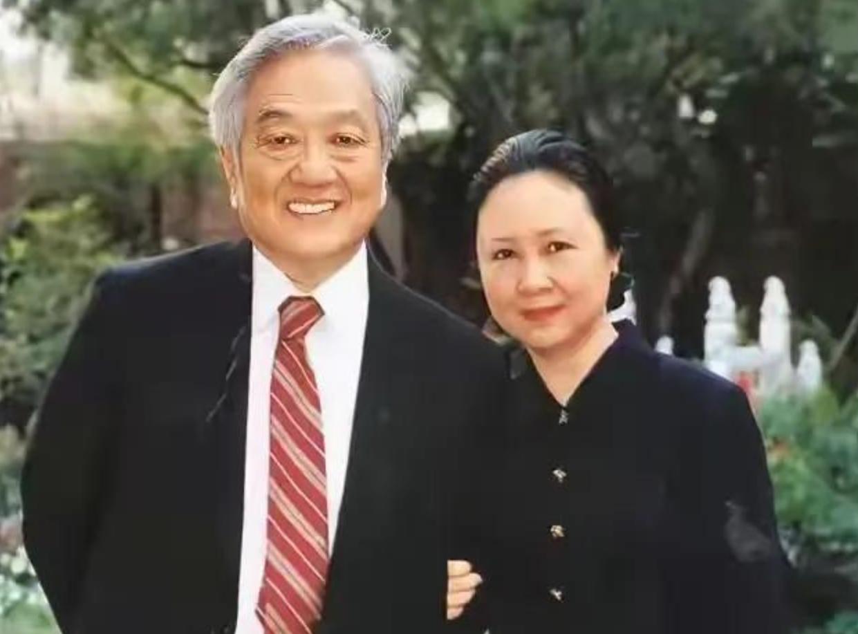 只能说平鑫涛在床上和琼瑶一条心。在金钱面前和前妻和子女一条心。
 
嫁给爱情就不