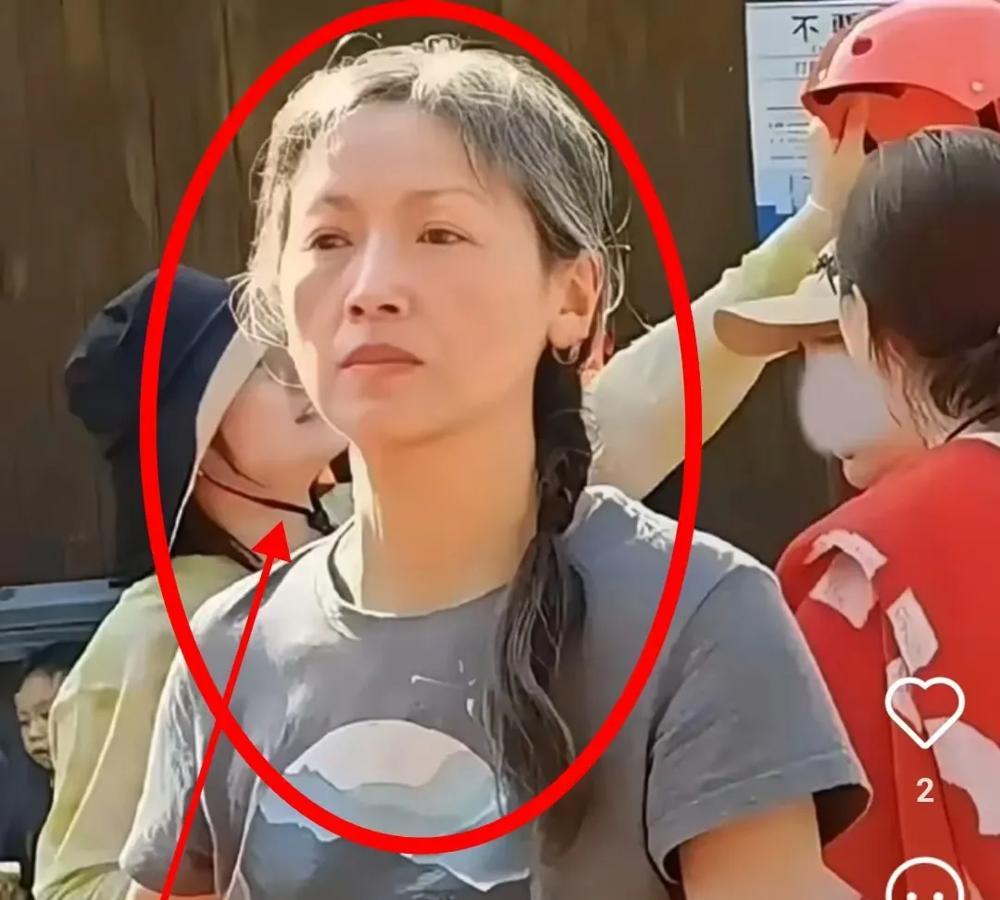 刘德华一辈子只向两个女人求过婚！

一个是朱丽倩，已经结婚生子，妻子身份！

另