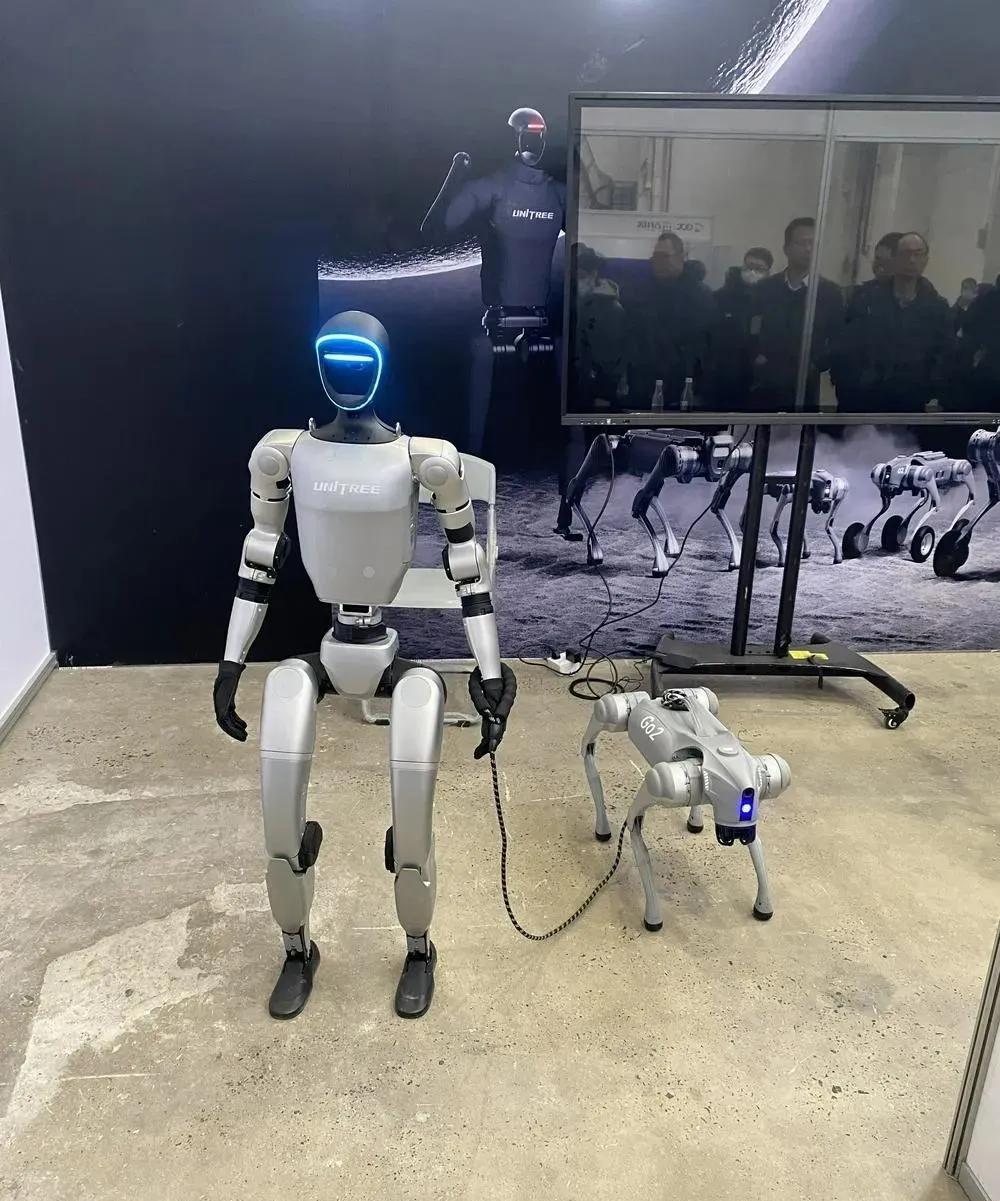 在今日举行的2025全球开发者先锋大会上，宇树科技带来两款机器人。
一是售价9.