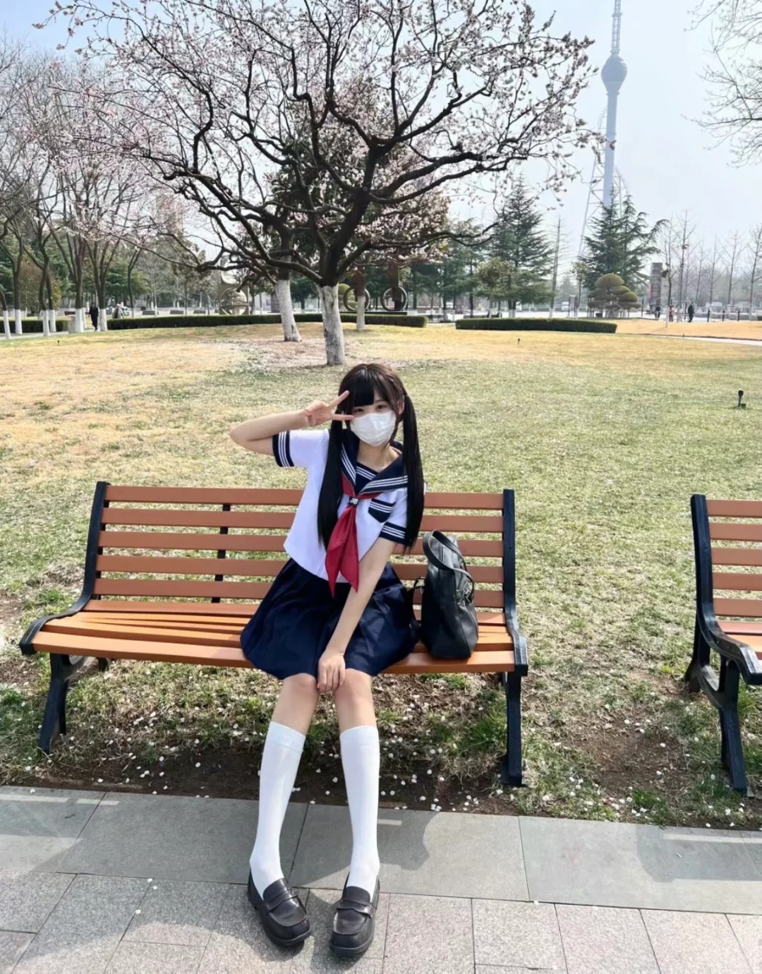 到底买哪一种啊姐妹们
一种是满襟的水手服 一种是袖子没有襟的 好纠结买哪种啊