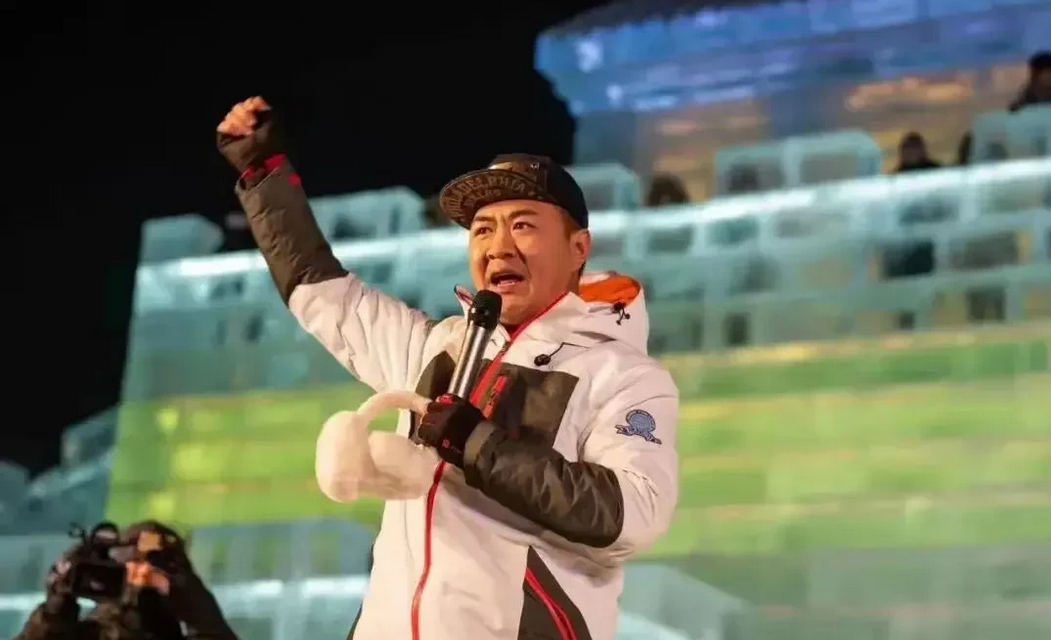 前几天，哈尔滨冰雪大世界的左右哥在 27 号晚场演出前直播时，被人问到为啥一把年