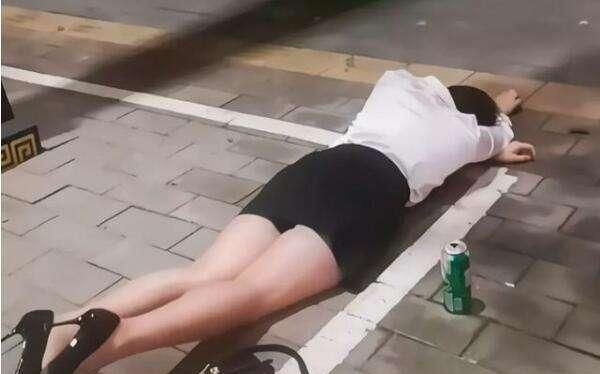 浙江杭州，女子庆生时喝的烂醉如泥，非要找前男友来送她回家。在女子的催促下，前男友