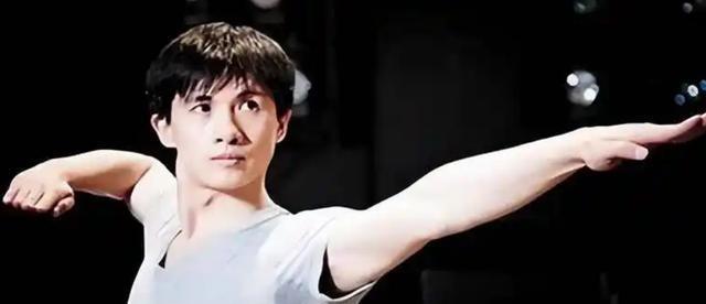 “他18岁登上春晚，凭借一曲《醉鼓》一舞成名，火遍大江南北。”这不只是一个才华横
