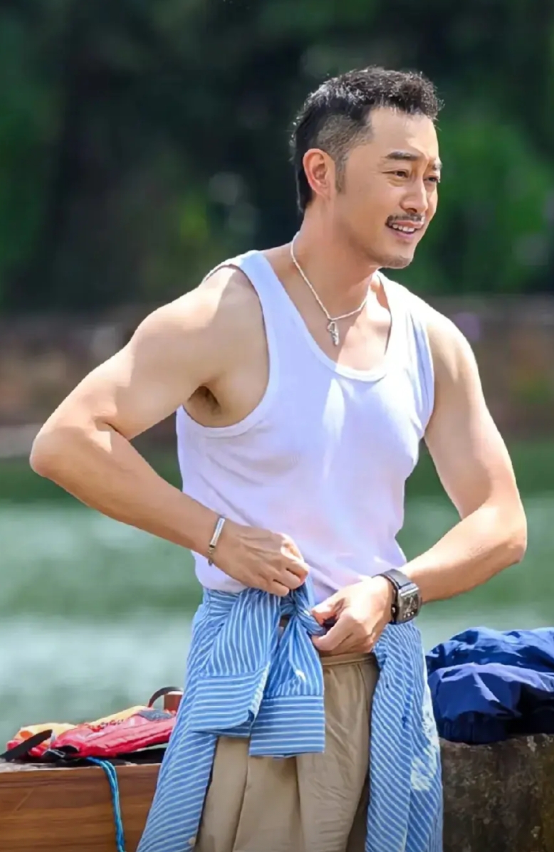 沈腾一觉起来天塌了
刚开始以为沙溢给自己 p 了一身腱子肉，谁曾想竟然“老小区改