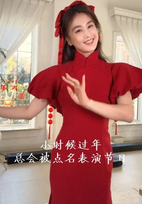 最近黄圣依在别墅跳舞写春联的视频可火啦。视频里，她穿着红旗袍，那身姿别提多美了，