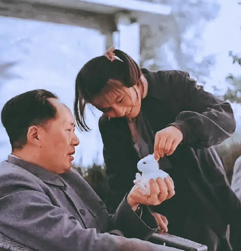 时光回溯至 1955 年，一张珍贵照片定格了温馨一幕。画面中，毛主席与小女儿李讷