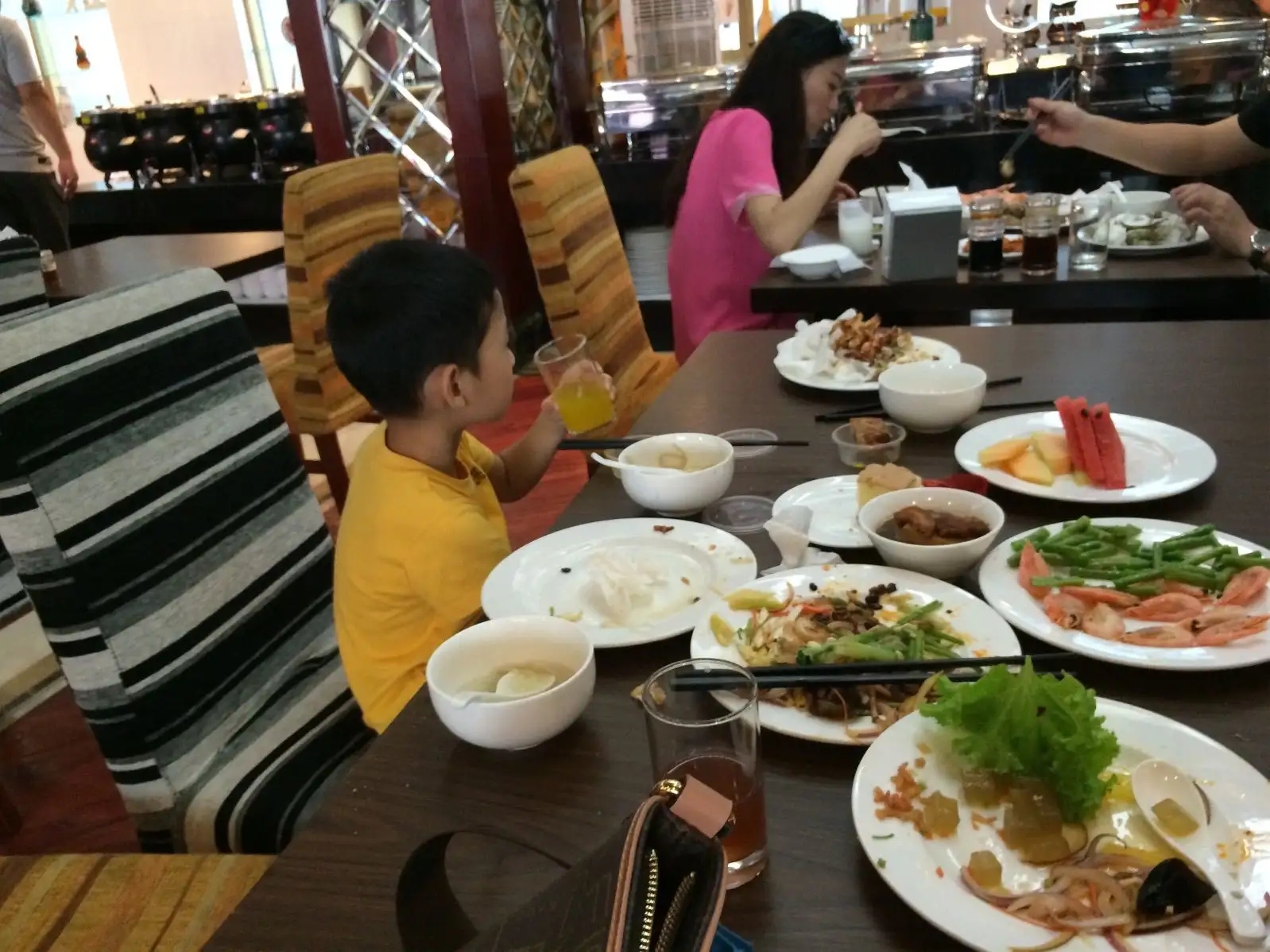 辽宁大连，邹某在一家酒店吃完饭，结账时，账单金额是929.8元，酒店却收款930