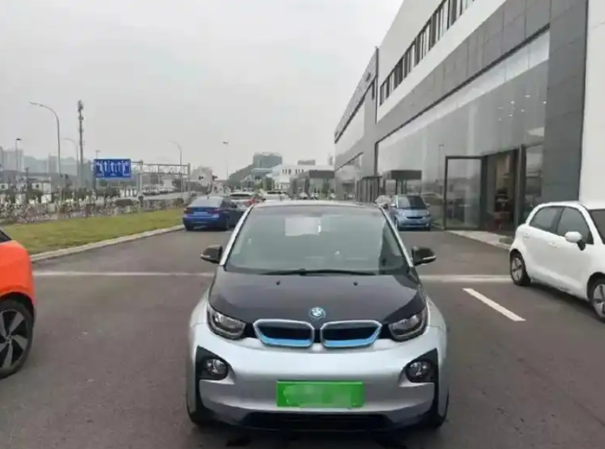 听我一句劝，买车没必要买高配的。
我第二辆车买的就是高配车，什么全景天窗，座椅按