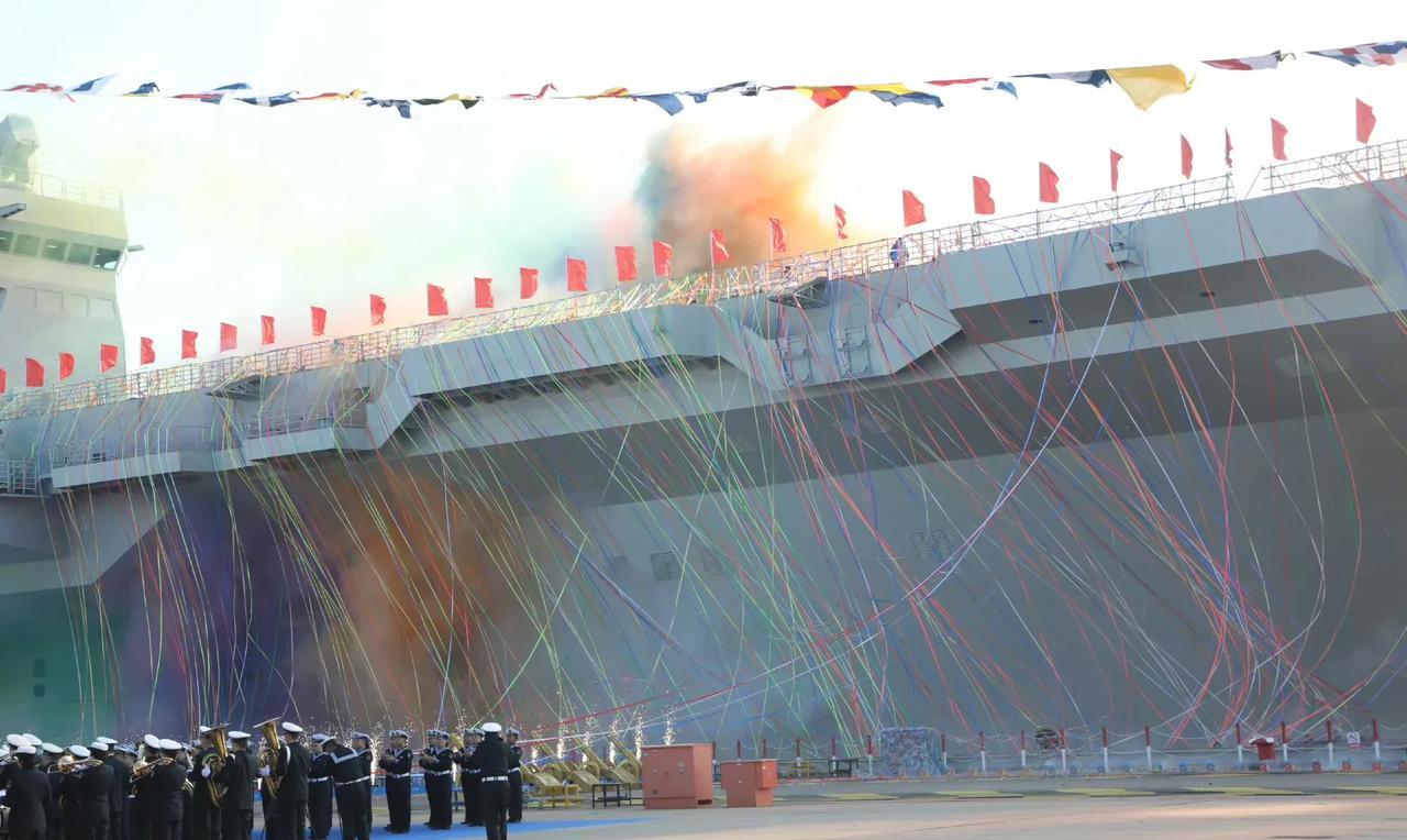中国首艘弹射型两栖攻击舰076下水了，舷号51，满载排水量4万吨，命名四川舰，恭