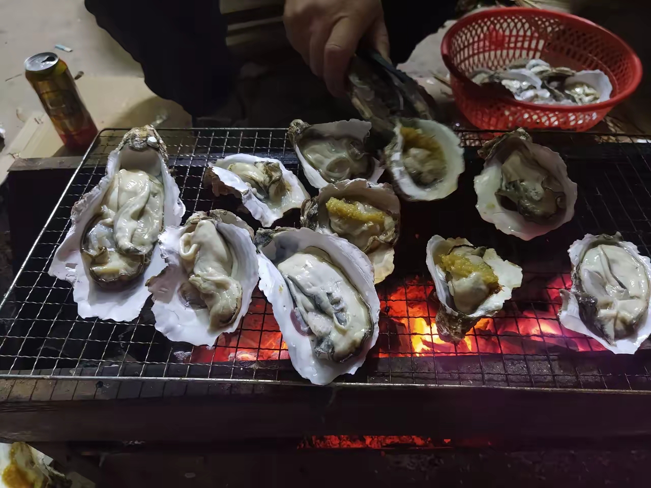 挺佩服我同事的，一个月工资到手5000，吃住都在厂里，一个月能存4500。
她是