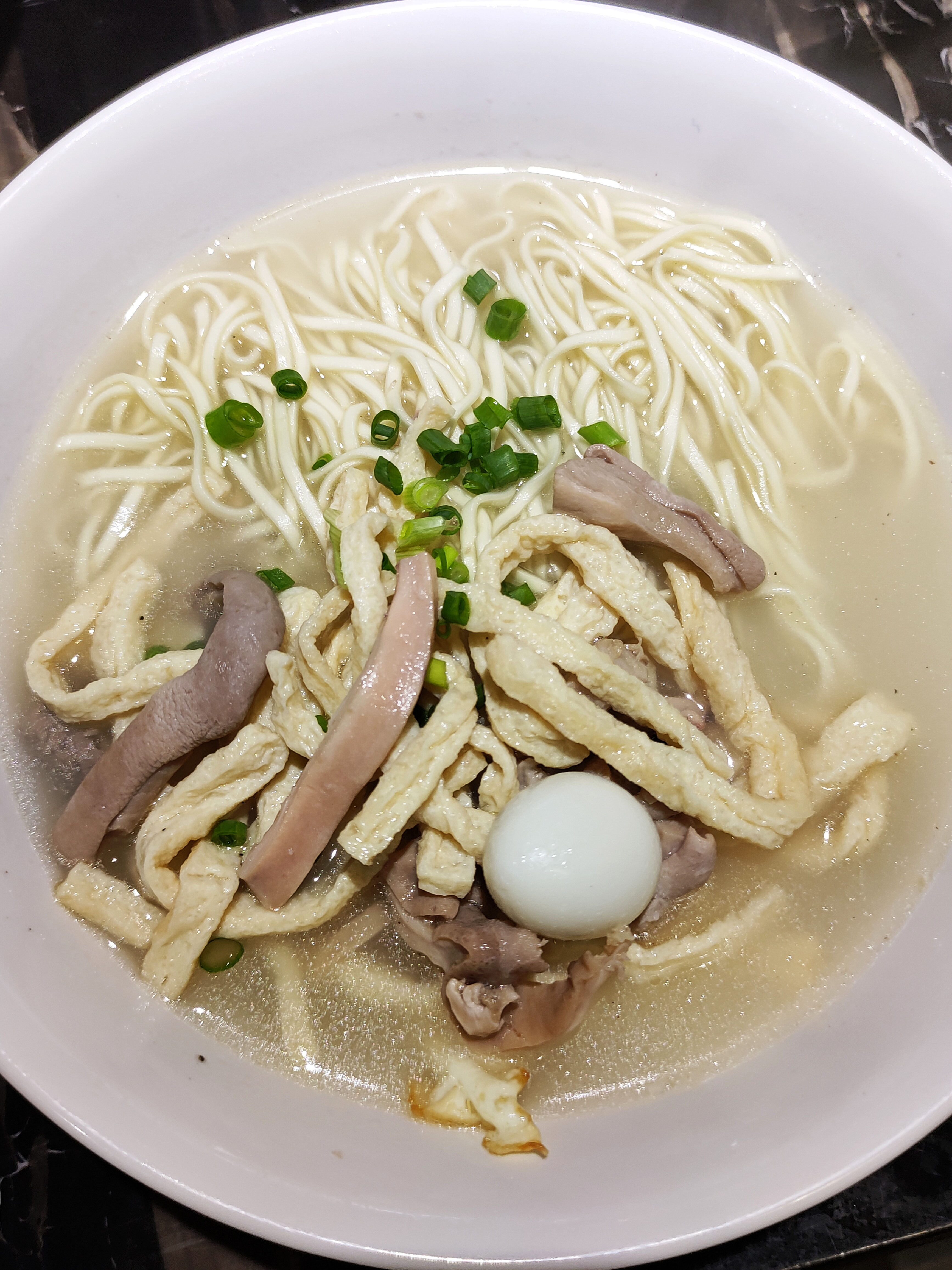 早餐，三鲜面，猪肚鱿鱼干豆腐丝，还有一个小鹌鹑蛋，不错[馋嘴]。一个妈妈带着小男