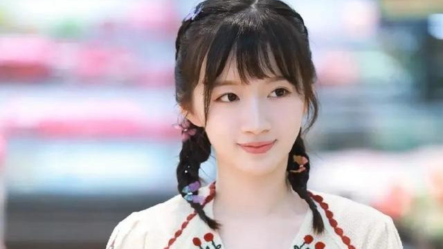 李浩菲：资源背后的争议与芒果台的“押宝”，一位极具话题性的年轻女演员！