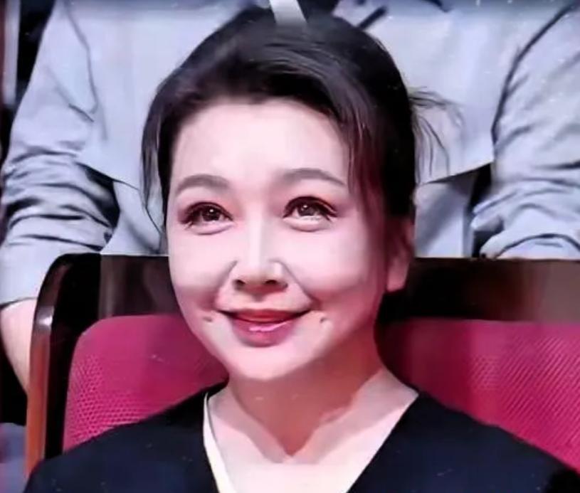 江珊做了医美，真的变美了吗?
笑起来的时候很僵硬。
整体看还是不错，不过眼睛这块
