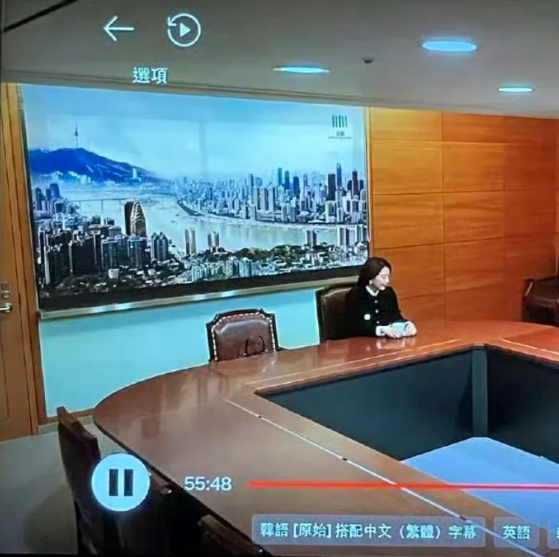 网友发现韩剧《造后者》最后一集墙上的海报是重庆，剧方道具组同学有心了，还p了一座