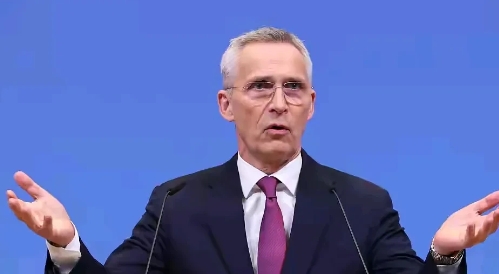斯托尔滕贝格出生于一个富裕家庭，父亲曾是律师，后加入挪威工党，长期从事外交工作，