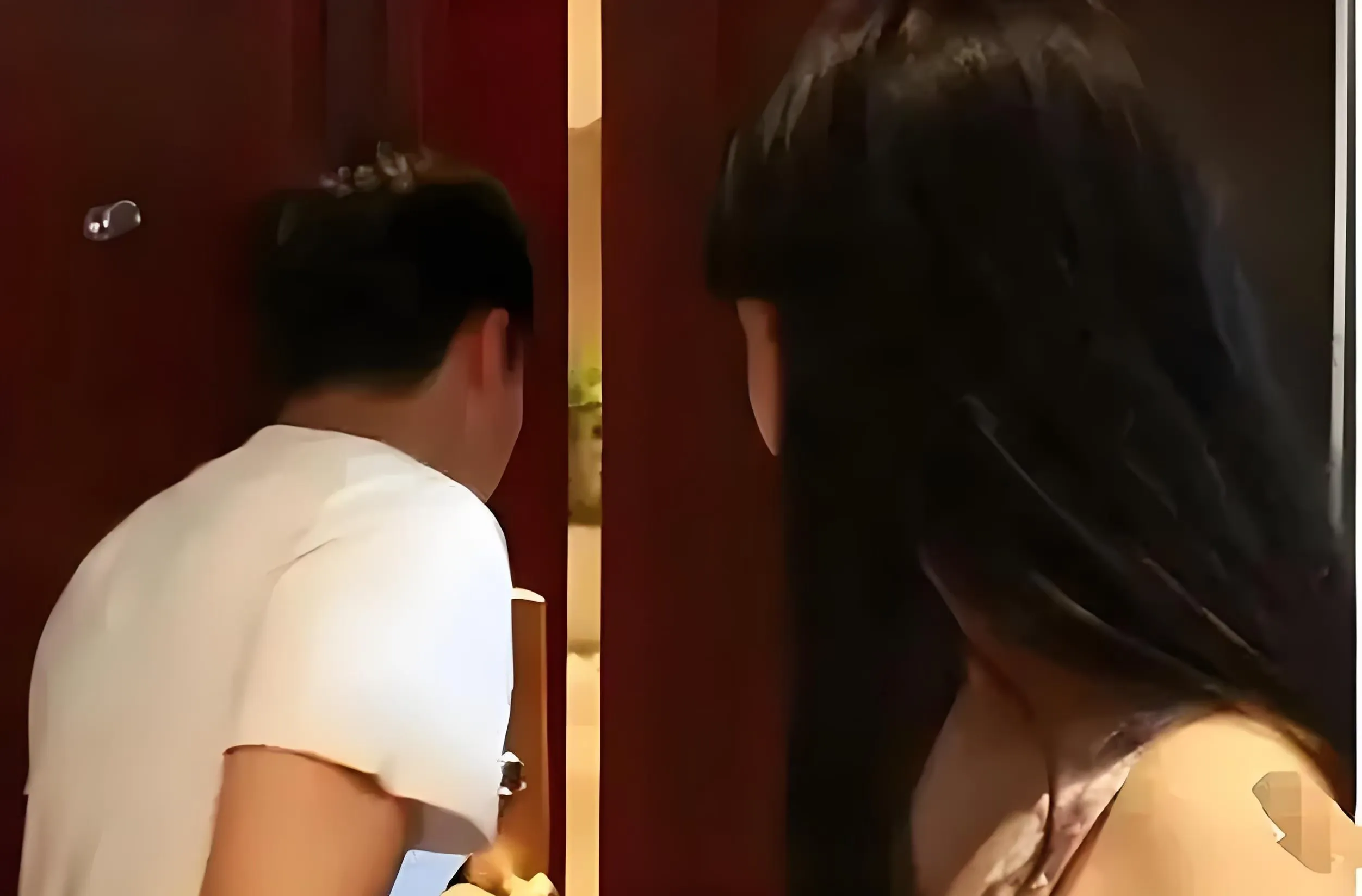 史上最丢人绿帽哥！”广东汕头，女子参加了一场同学会，竟然和初恋勾搭上了，她一时没