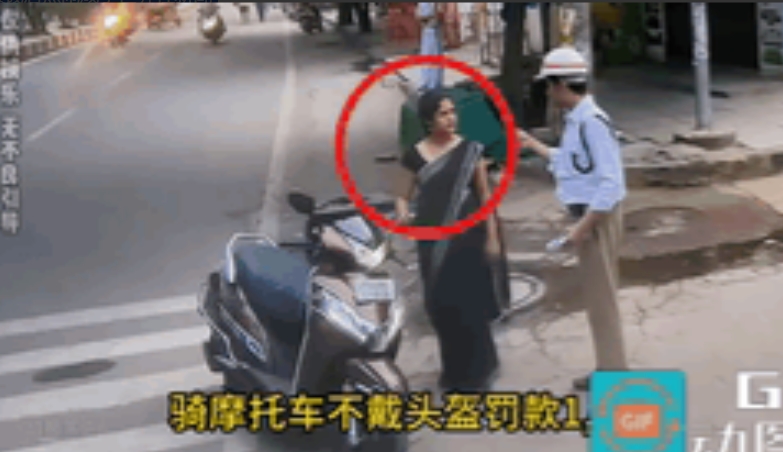 印度交警违规收钱居然闹成了世界性新闻！

印度孟买一交警在马路上执法，遇到一没戴