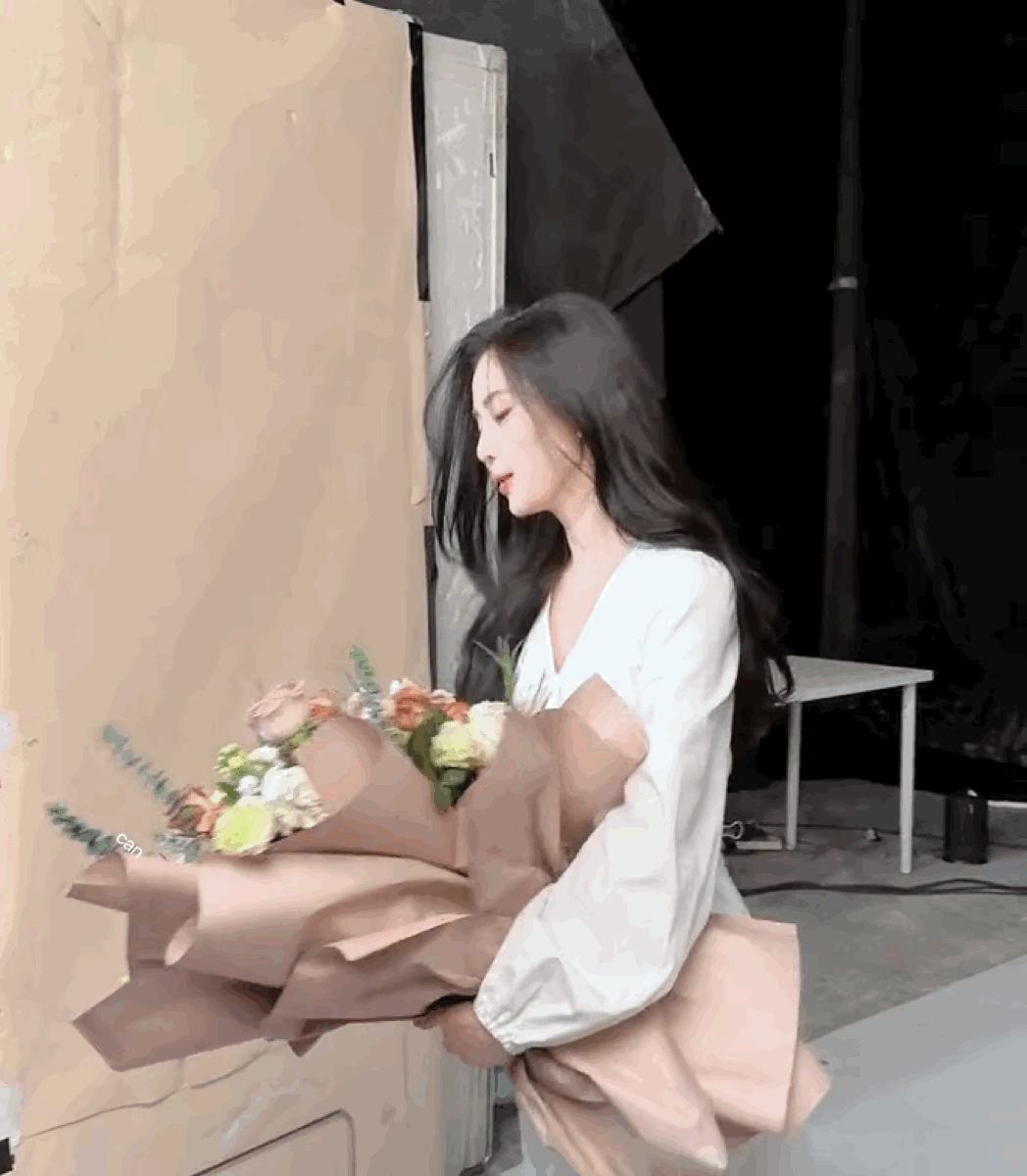 刘诗诗如今的风采真是令人眼前一亮，变化之大让人惊叹！她不再是过去那个温婉内敛的女