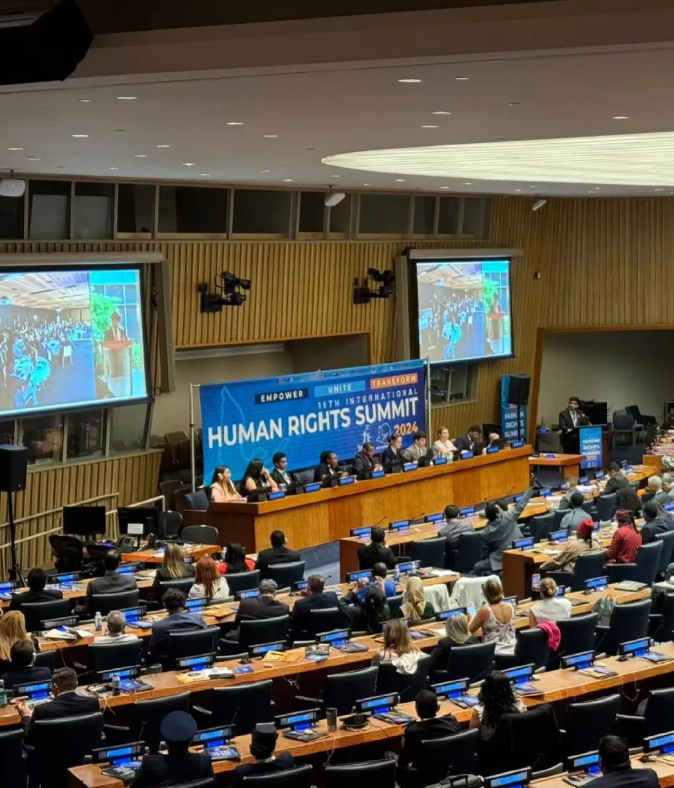 联合国早就该改制了。

1. 联合国的官僚体系，简直像是老古董，办事磨蹭得像蜗牛