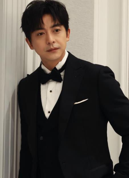 李佳航因《爱情公寓》中张伟一角走红，给观众带来诸多欢乐。近日，他自曝泡温泉时弄伤