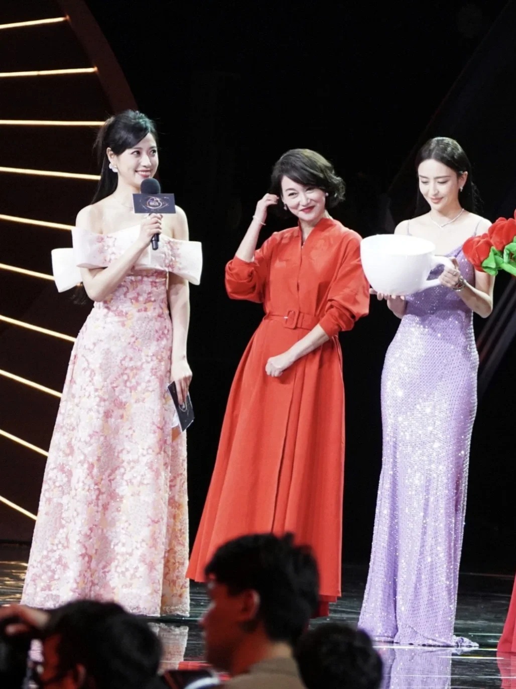 乞讨10年，四封影后，却苦等初恋48年……
惠英红生于1960年，是叶赫那拉家族
