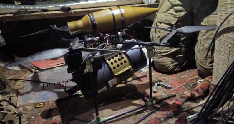 乌克兰军队新接收的由光纤指挥FPV无人机，能看到上方装RPG弹头，下方挂光纤的卷