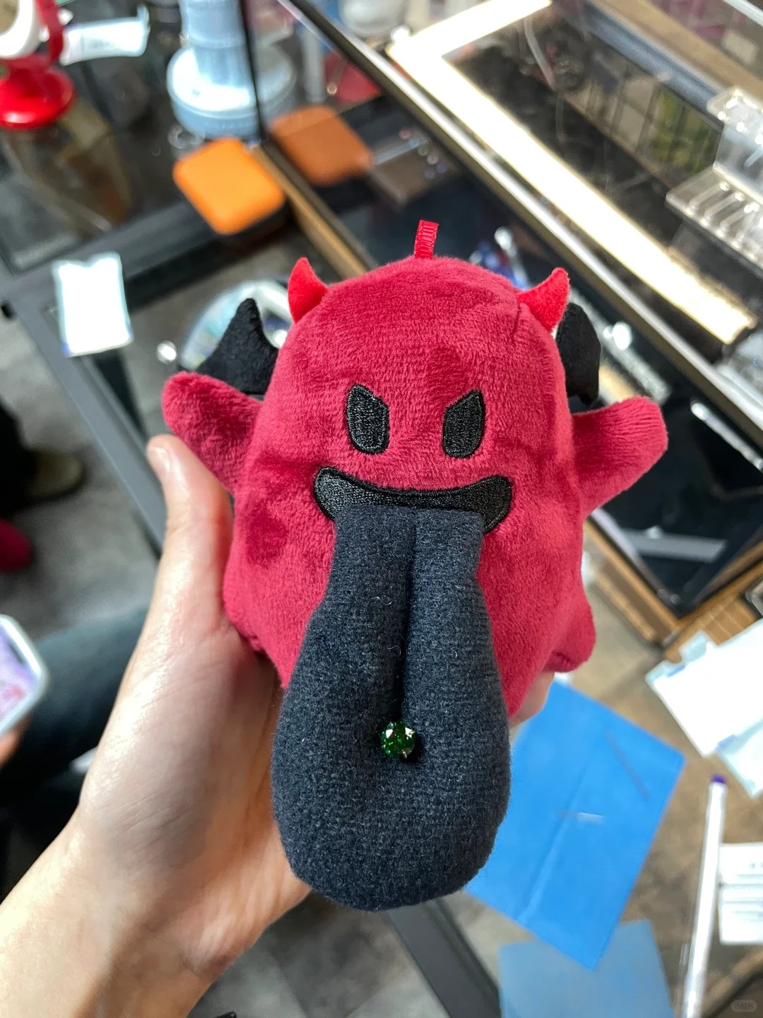 什么店啊 给玩偶打个钉要75块钱
标题党一下 其实是客妹带了玩偶过来拜托我穿个舌