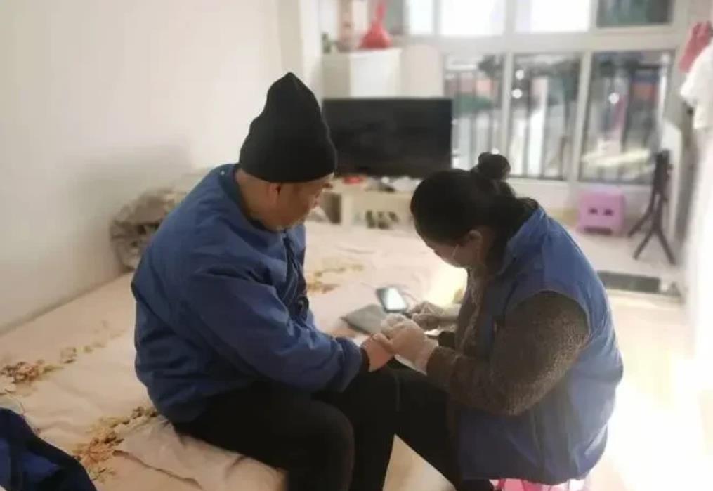 湖南长沙，女子答应舅妈照顾72岁老年痴呆舅舅半个月，可舅妈在女儿家一住就3年，女