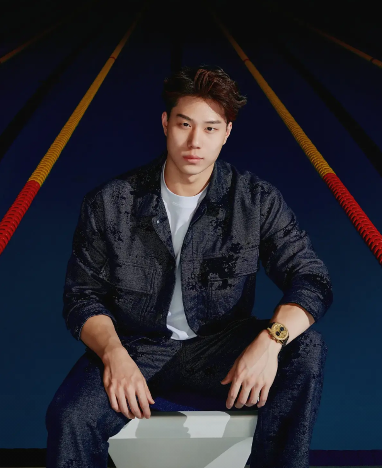 覃海洋，这颜值你打几分？

1、身高190CM
这个身高绝对是鹤立鸡群的存在，哪