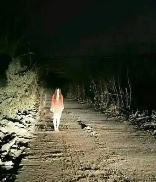 大半夜的看到好吓人的啊！但是转念一想，感谢大自然的馈赠！哈哈哈[大笑][大笑][