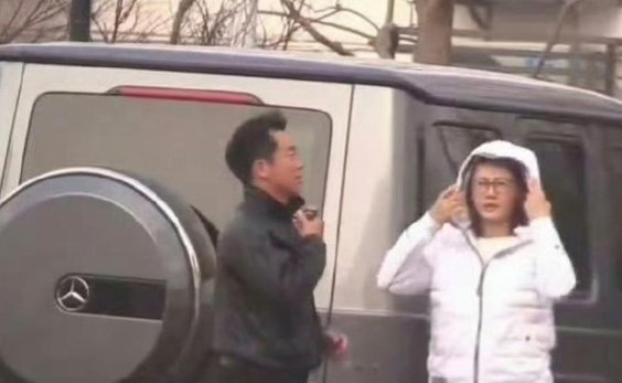郑恺和苗苗这对夫妻因媒体拍到的真实夫妻生活而上热搜。与以往秀恩爱或带孩子不同，这