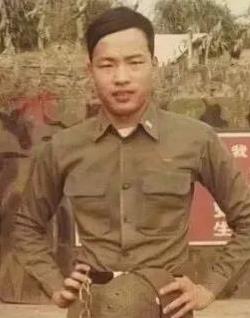 现任台湾立法机构负责韩国瑜早年服兵役时的照片，那时候头发还是茂密的不过额头已经很