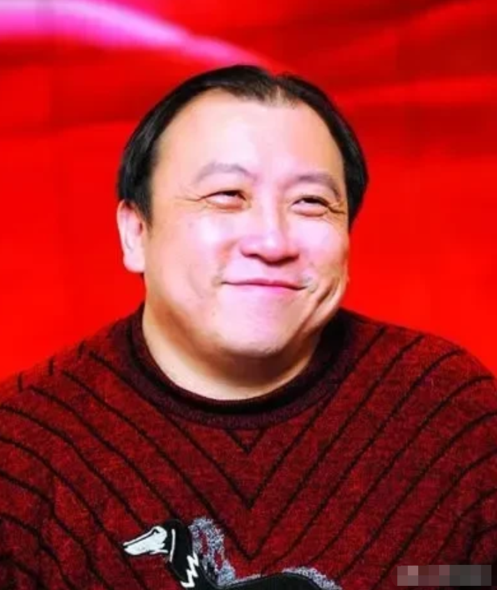 记者问王晶：你是香港中文大学毕业的高材生，可是你拍的电影为什么很低俗呢？这个反差