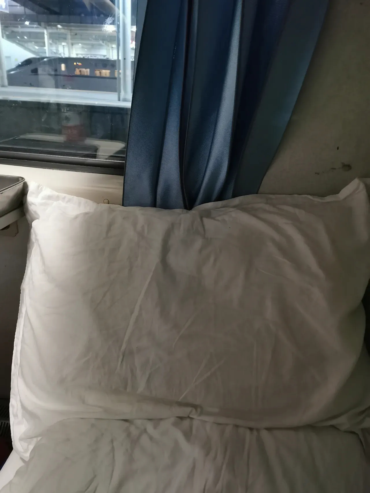 网友：在硬卧下铺被乘务员问换去上铺！！！乘务员过来和我说有一个腿脚不便的老年人想