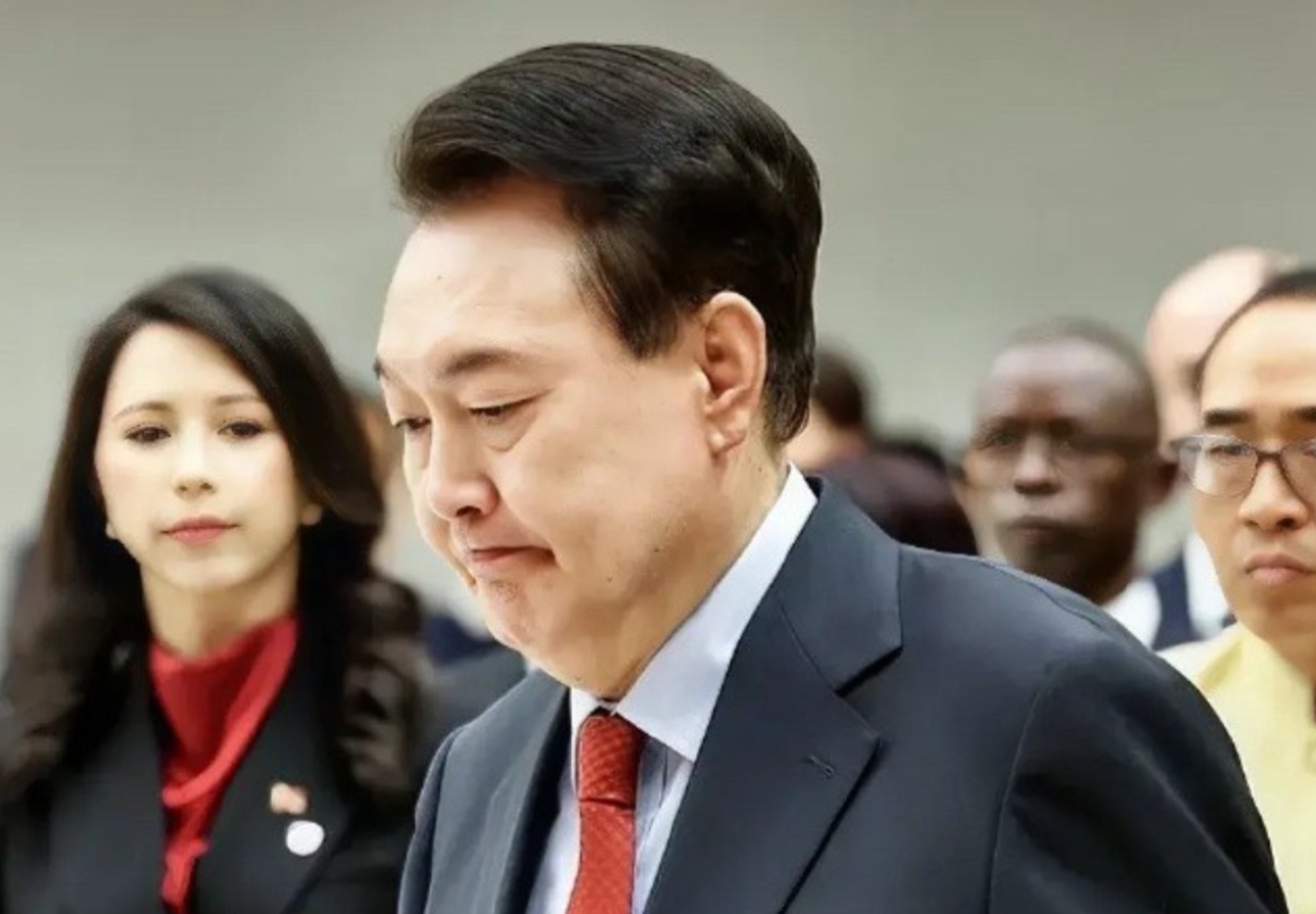 尹锡悦结束了。刚得到的消息，他的党抛弃了他。尹锡悦的支持率昨天还有25%，孤注一