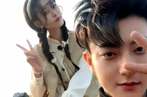 黄子韬暴走！破防回应网友的吐槽，有人说他和女友官宣之后品味变差了，现在穿衣服都太