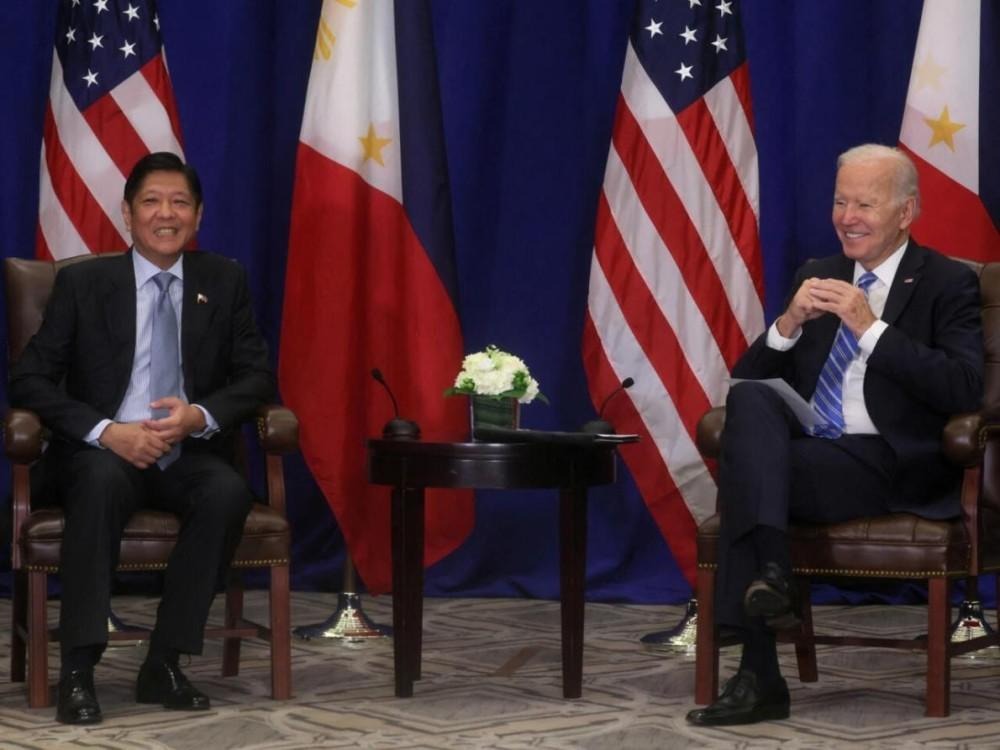 中美博弈加剧，菲律宾也企图火中取栗，染指我国南海岛礁。日本首相岸田文雄前脚刚访问