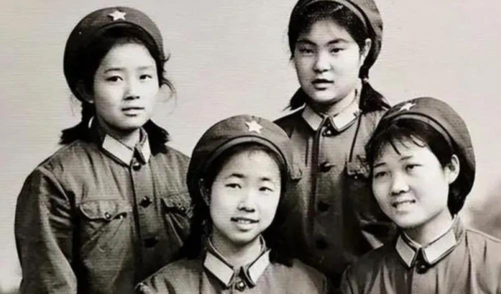 1951年，朝鲜战场，5名女战士被美军围堵，主动投降，却从此音讯全无。50年后，